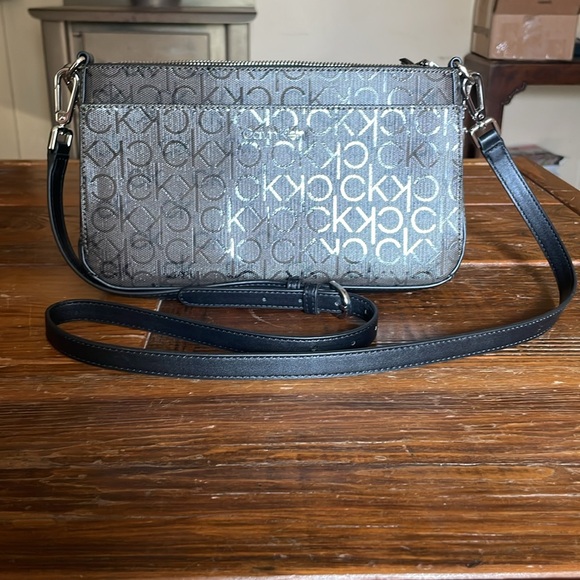 Calvin. Klein crossbody purse that has an extra strap to be a handbag - Picture 2 of 6